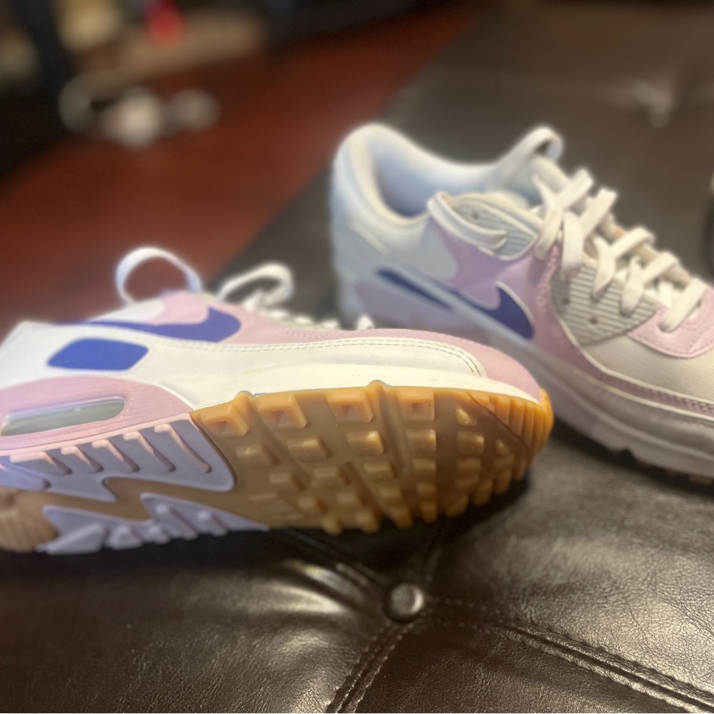 Never worn. Brand new size 8.5 airmax